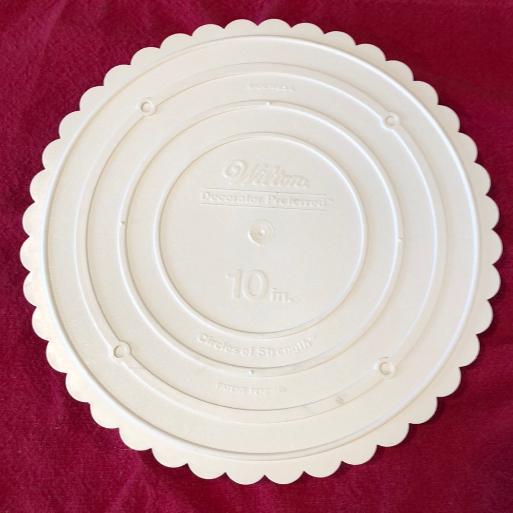 Wilton 3-10 inch Scalloped plates